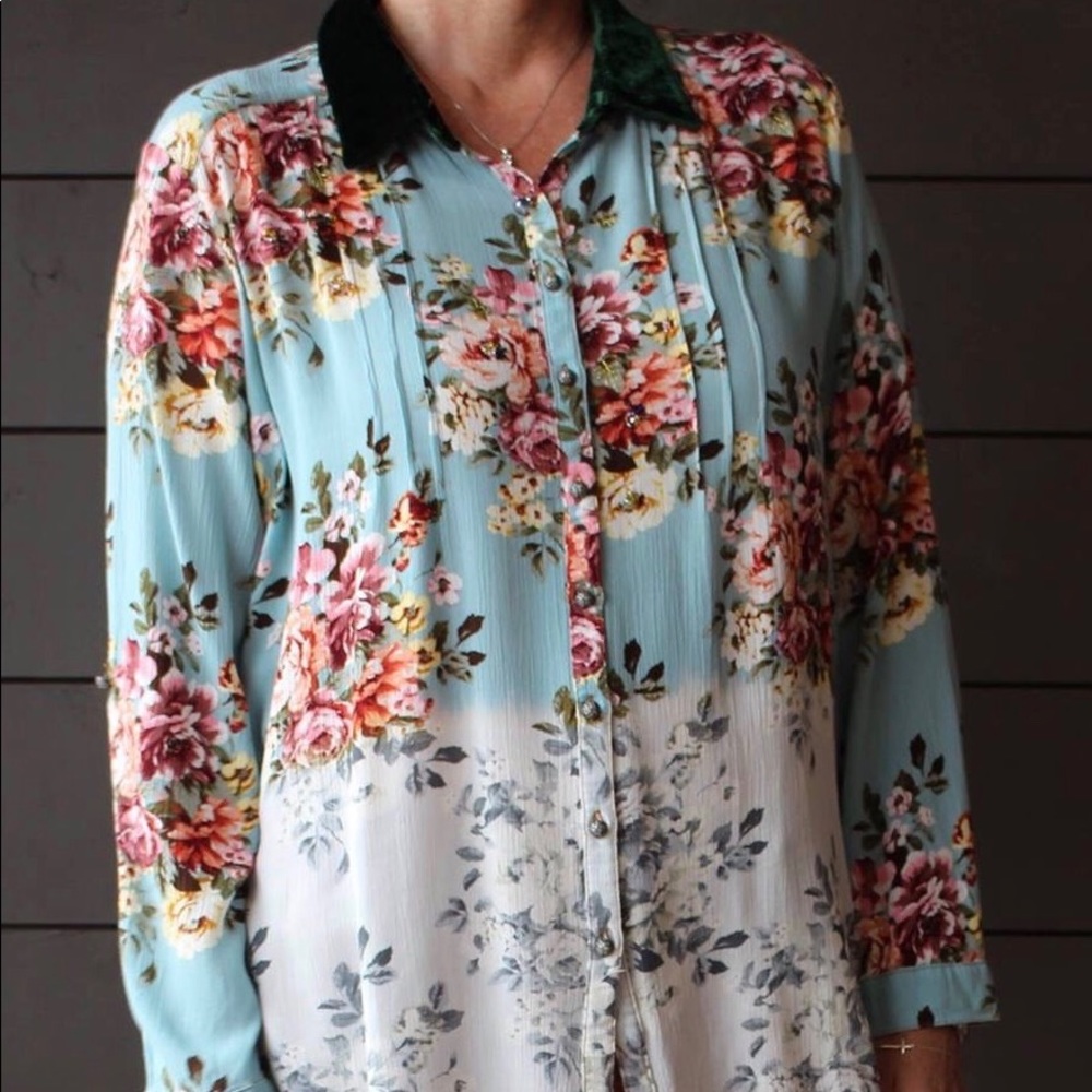 Floral blouse with velvet collar